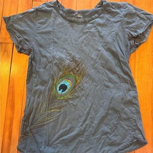RARE BITTEN BY SARAH JESSICA PARKER Peacock Graphic Short Sleeve Tee Gray